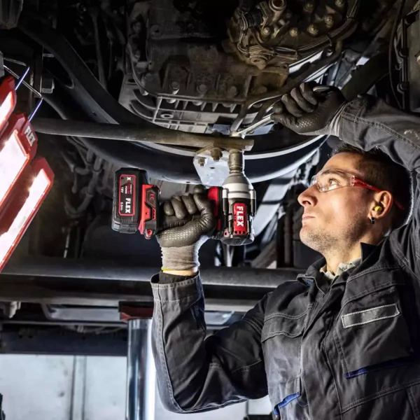 Der IW 1/2" 750 18.0-EC C Akku-Schlagschrauber ist ein hochleistungsfähiges und robustes Werkzeug, das speziell für anspruchsvolle Anwendungen in Werkstatt und Industrie entwickelt wurde. Mit seiner fortschrittlichen Technik und starken Leistung meistert 